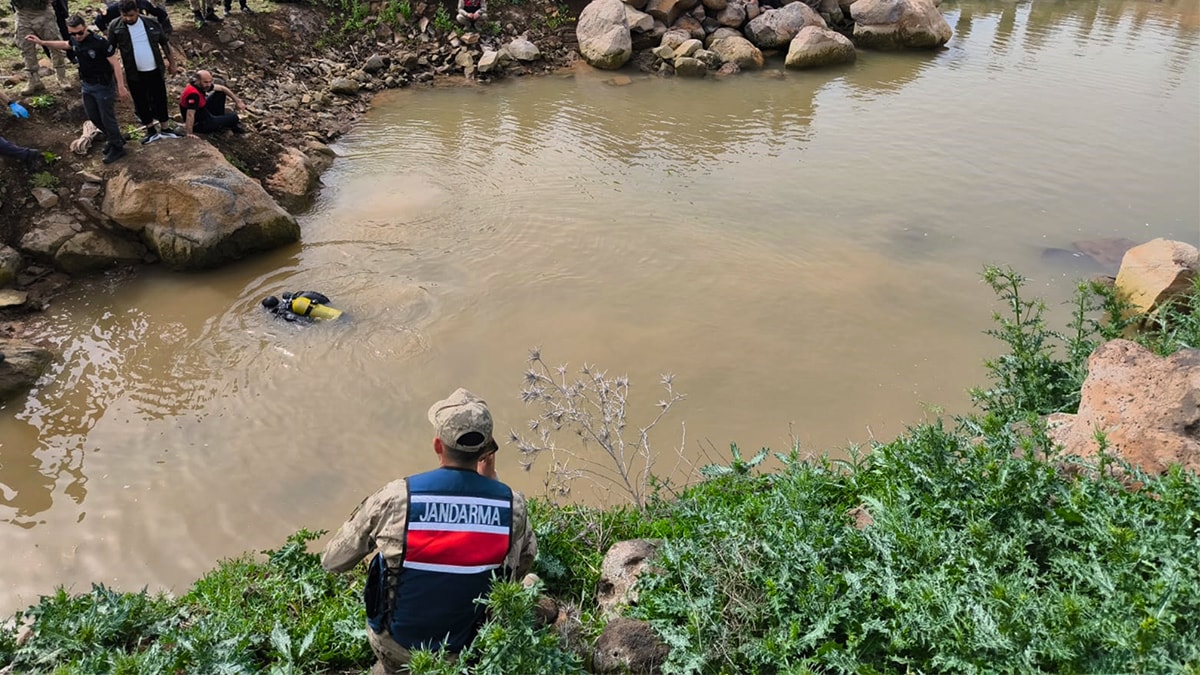 Serinlemek için gölete giren genç boğuldu
