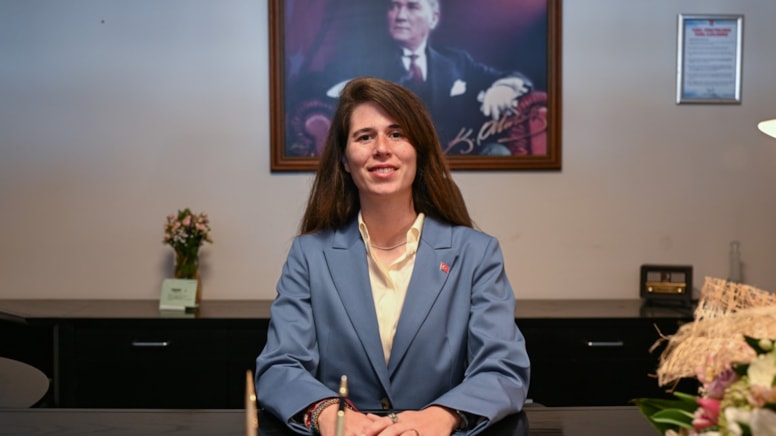 Çeşme'nin ilk kadın belediye başkanı Lal Denizli mazbatasını aldı