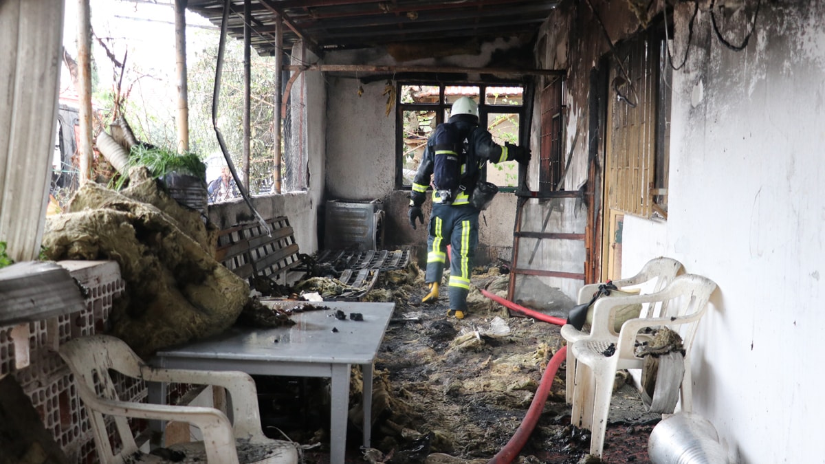 40 yıllık evi, yangında küle döndü