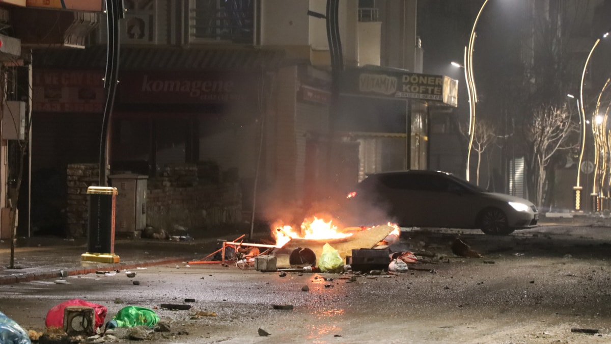 Van'da protestolar devam ederken 15 günlük yasak