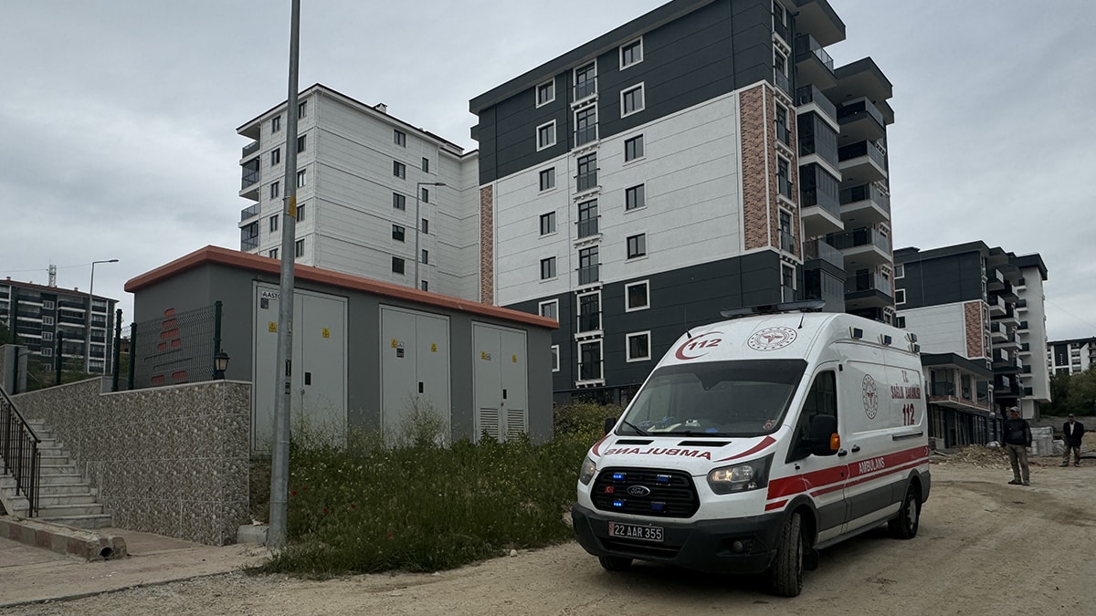 Müşterisine ev gezdiren emlakçı asansör boşluğuna düştü