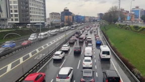 İstanbul trafiği sağanak yağış ile yoğunlaştı