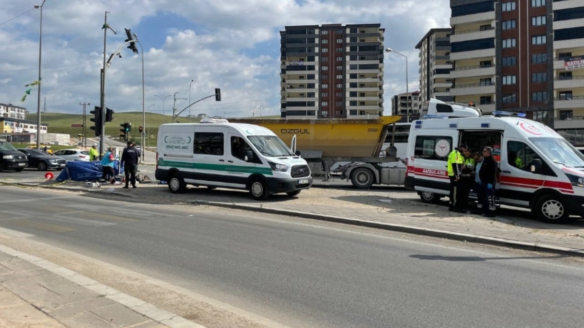 Kamyona çarpan motosikletin sürücüsü öldü