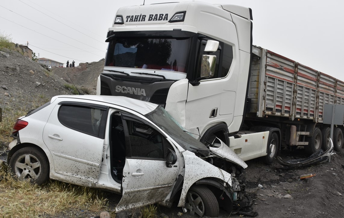 TIR ile çarpışan araçta can verdi