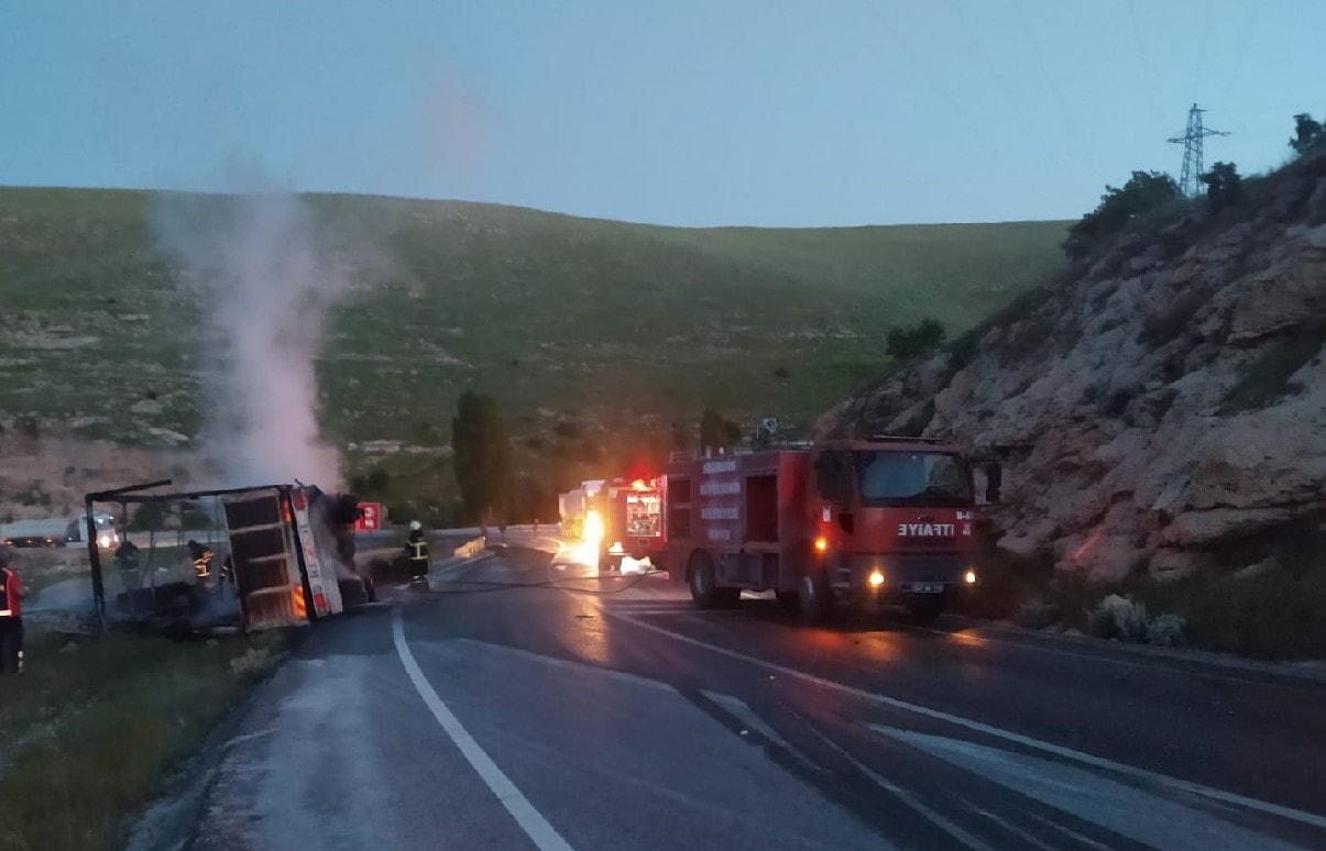 Devrilen TIR'da alevlerin arasında kaldılar