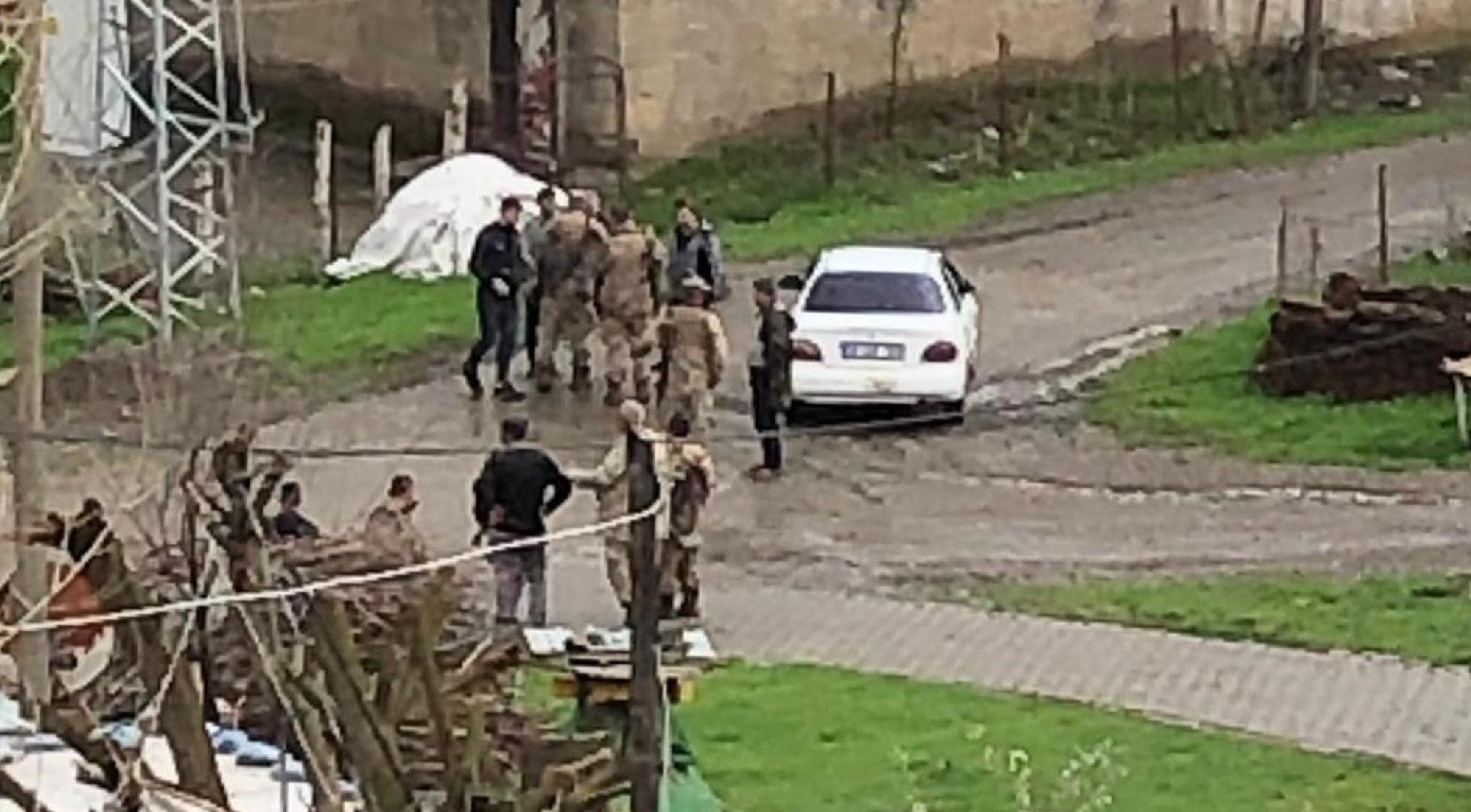 Baba ve oğulları muhtarı öldürdü, jandarmayla çatıştı