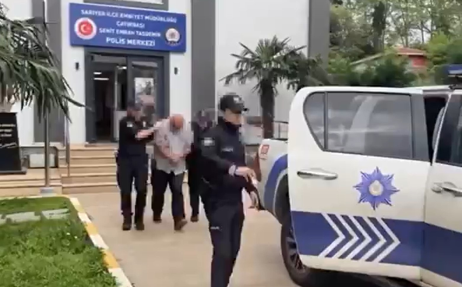 Kadın öğretmene yumruk atan veli yakalandı... Okulda protesto var