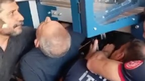 Kolu makineye sıkışan işçi uzun çalışmayla kurtarıldı