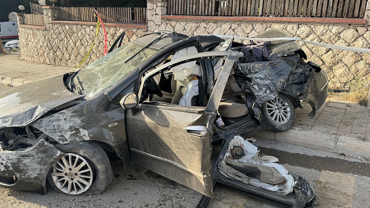 İzmir'de otomobil takla attı: 1 ölü, 2 yaralı