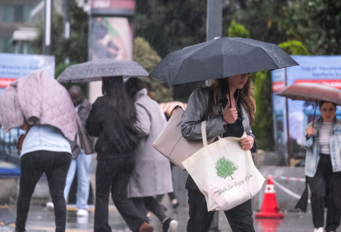 Sağanak yurdu sardı, Meteoroloji uyardı: Günlerce bitmeyecek