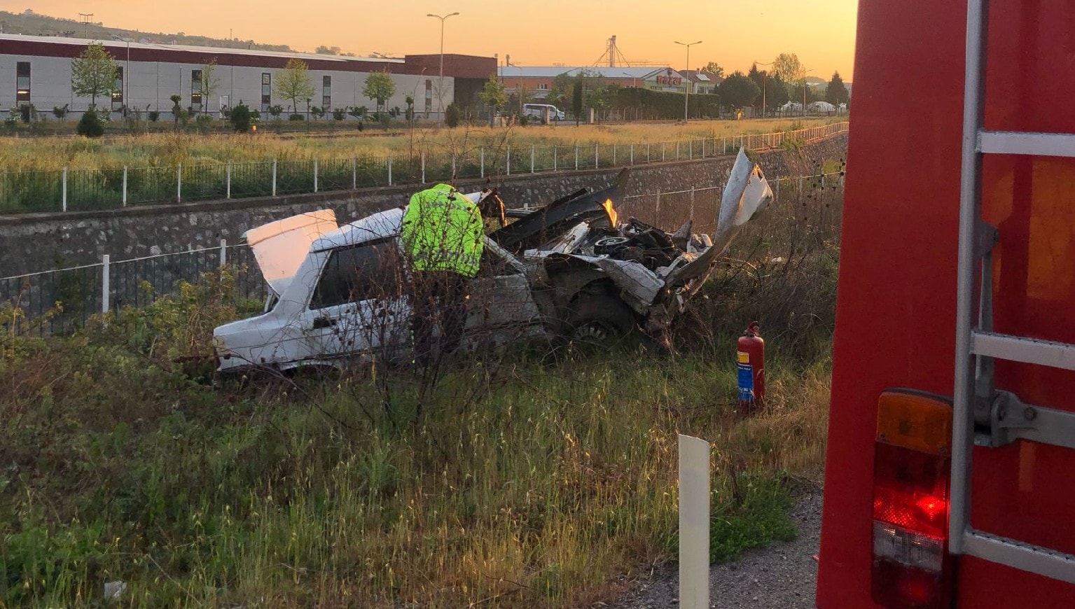 Takla atan otomobilden fırlayarak can verdi