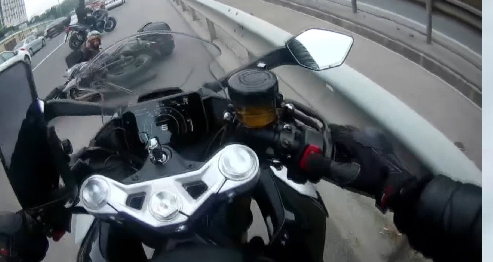 Motosiklet kazası kask kamerasına yansıdı