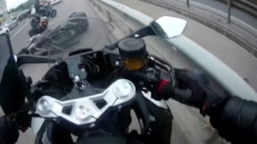 Motosiklet kazası kask kamerasına yansıdı