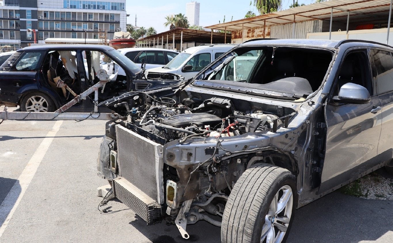 Tamirhaneye baskın... Gümrük kaçağı lüks araçları parçalamışlar