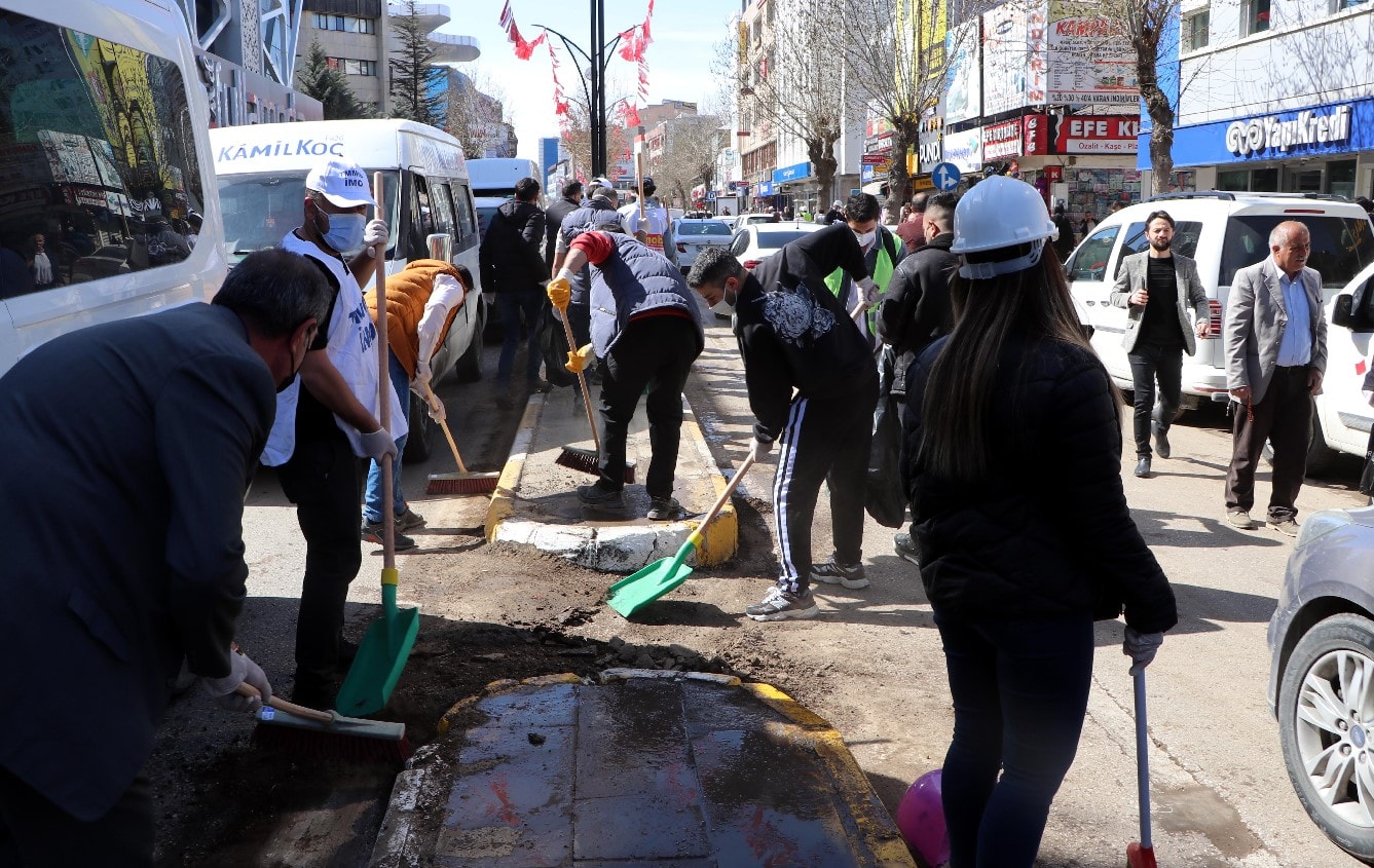 Van'da olaylar sona erdi; Temizlik çalışmalarına halk da destek verdi