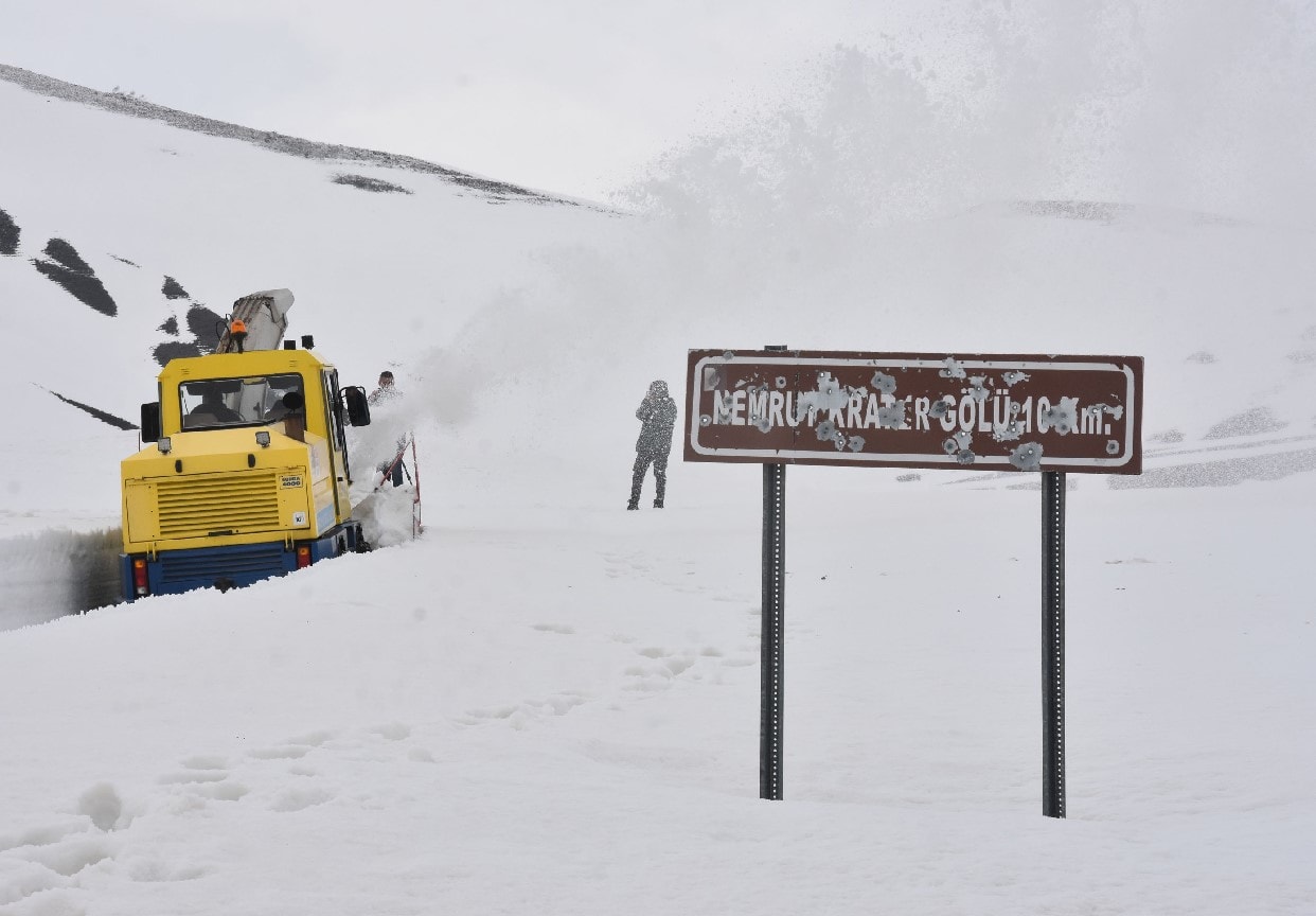 Nemrut Da��'nda 6 metre karla m�cadele s�r�yor