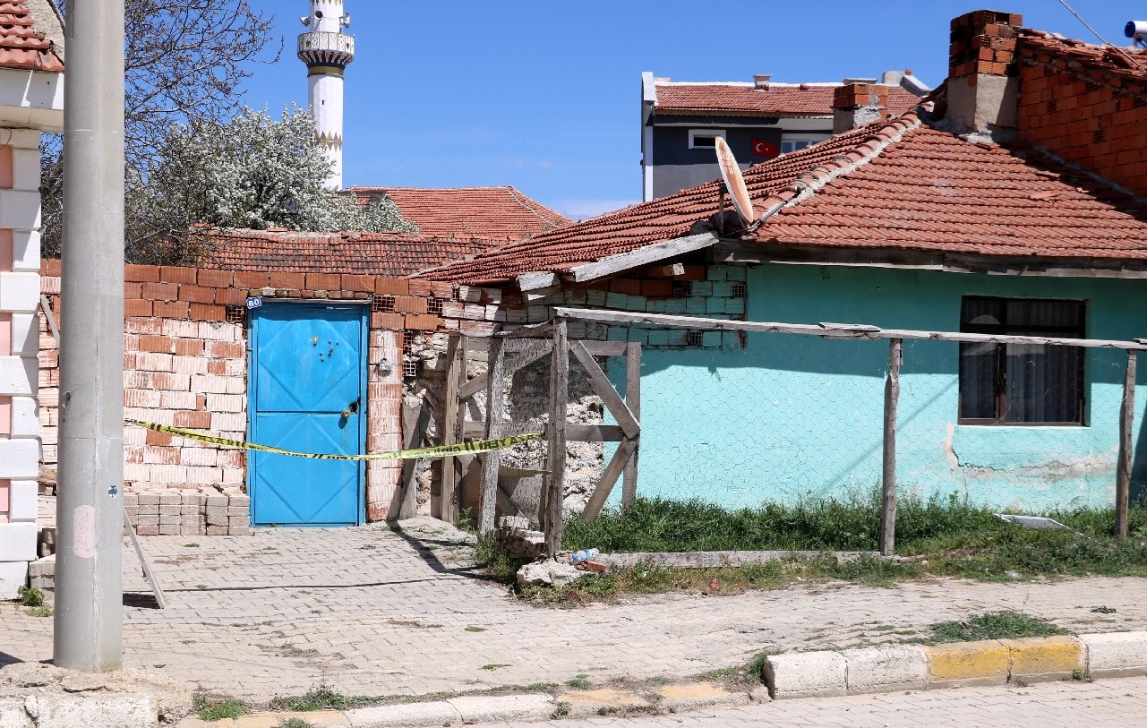 Eski eşinin kocasını ve annesini pompalıyla vurdu