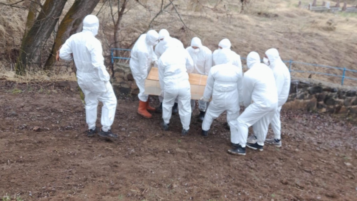 Kâbus geri döndü! Mahalleli özel giysi giyerek toprağa verdi