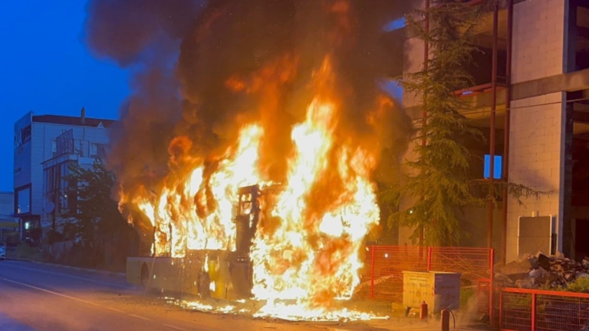 Otobüs alev alev yandı