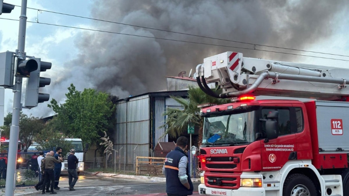 İzmir'de fabrika yangını: Kontrol altına alındı