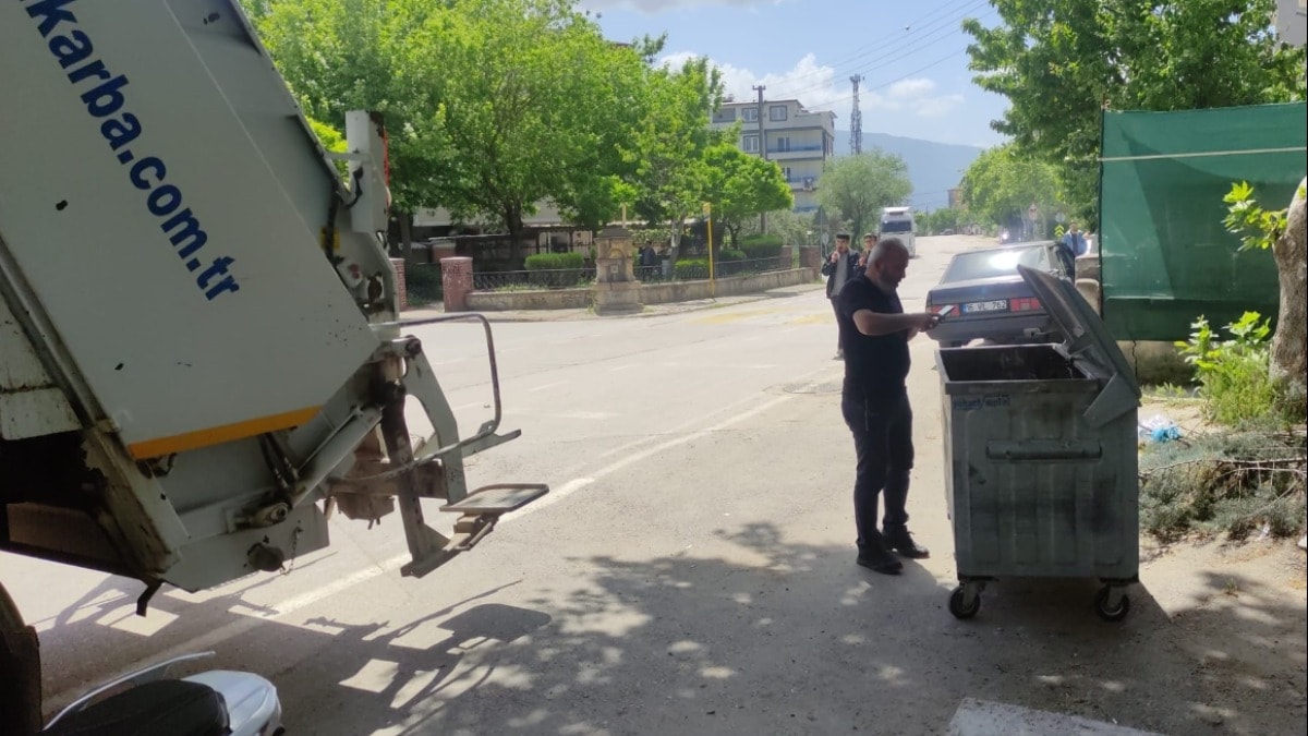 Bursa'da ayıyı parçalayıp çöpe attılar!