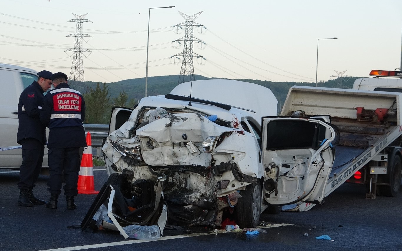 Kuzey Marmara Otoyolu'nda kamyonet ile otomobil çarpıştı: 2 ölü 4 yaralı