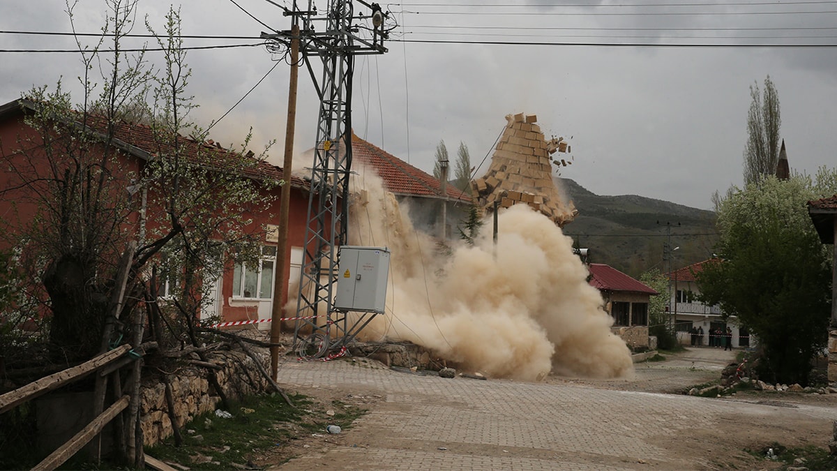 Depremde zarar gören minareler yıkılıyor