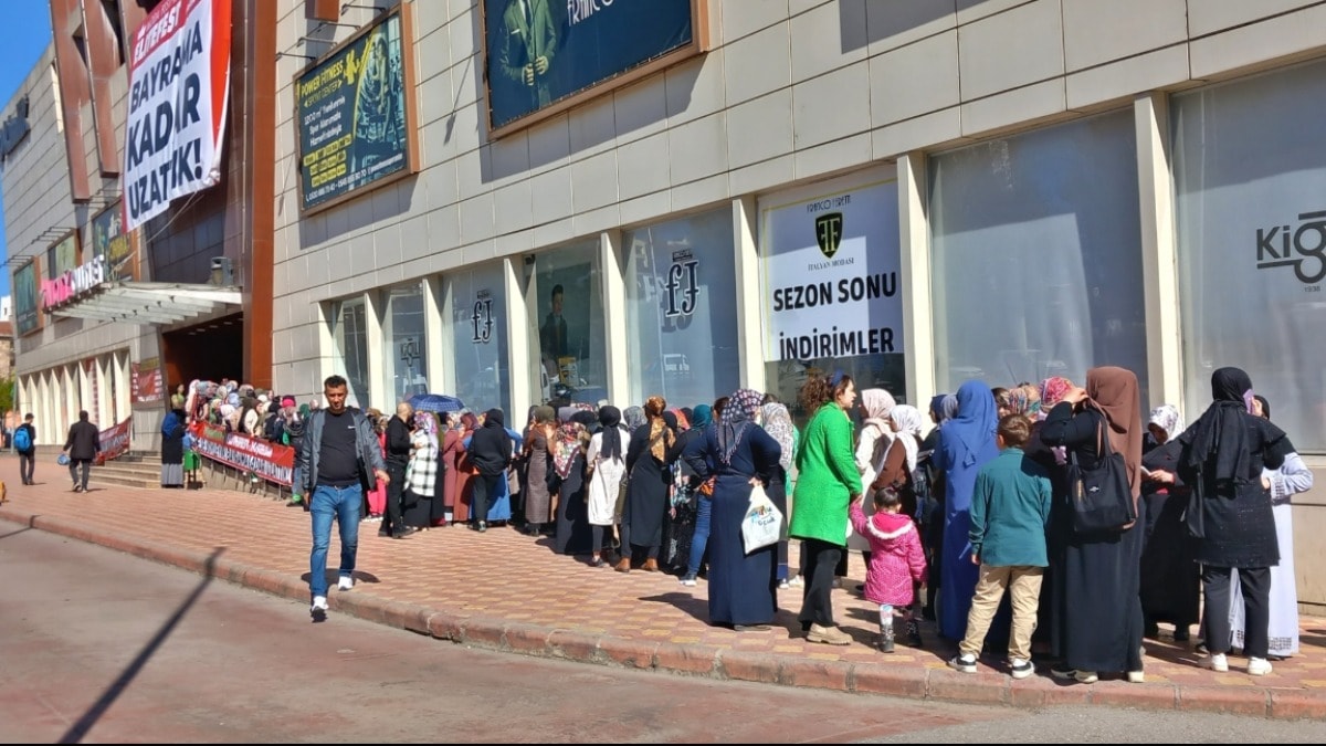 Diyarbakır'da 200 liralık çek izdihamı! Duyanlar sabah kapıya dayandı