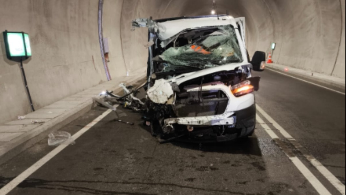 Kamyonet tünelde TIR'a çarptı: 1 ölü