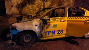 Seyir halindeki taksi alev alev yandı
