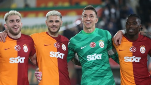 Galatasaray'da Muslera rekorunu egale etti