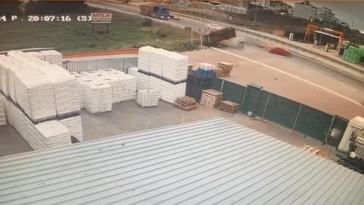 Silivri'de feci kaza: Şoför camdan fırladı