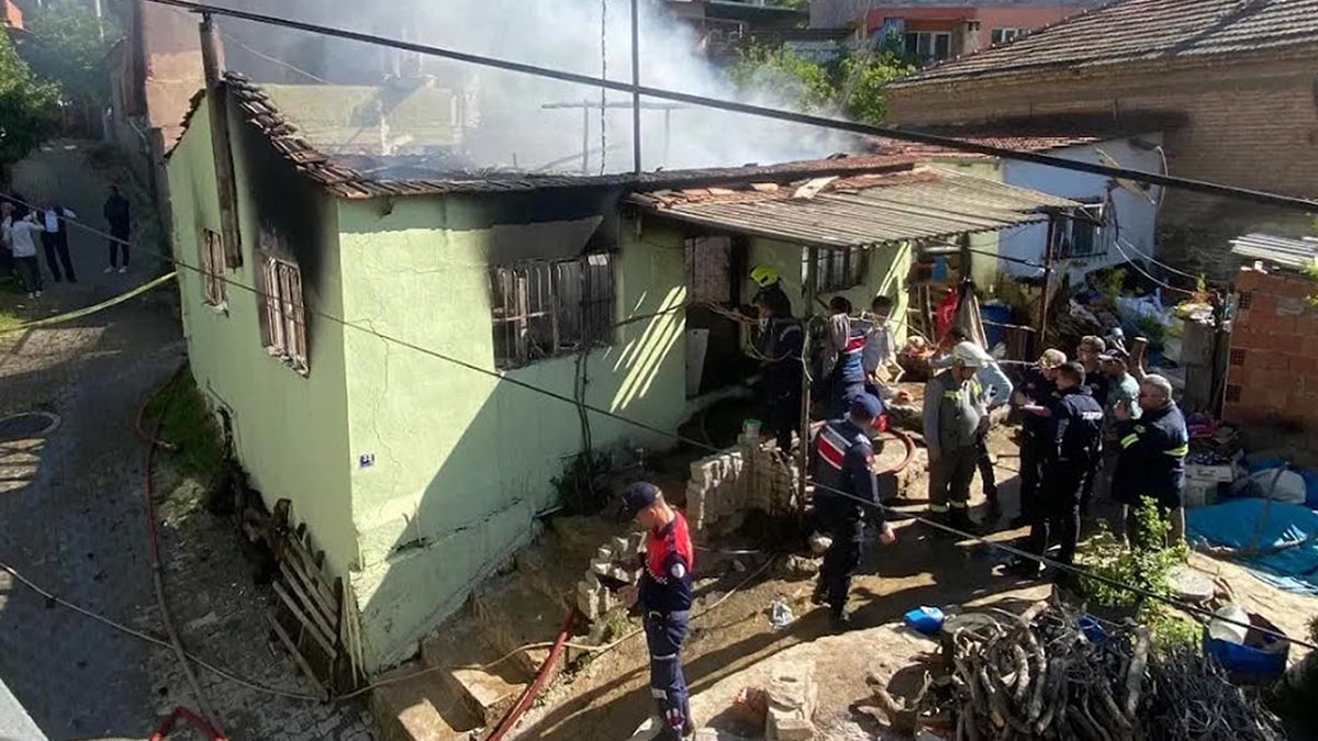Evde tek bırakılan bebek yangında can verdi