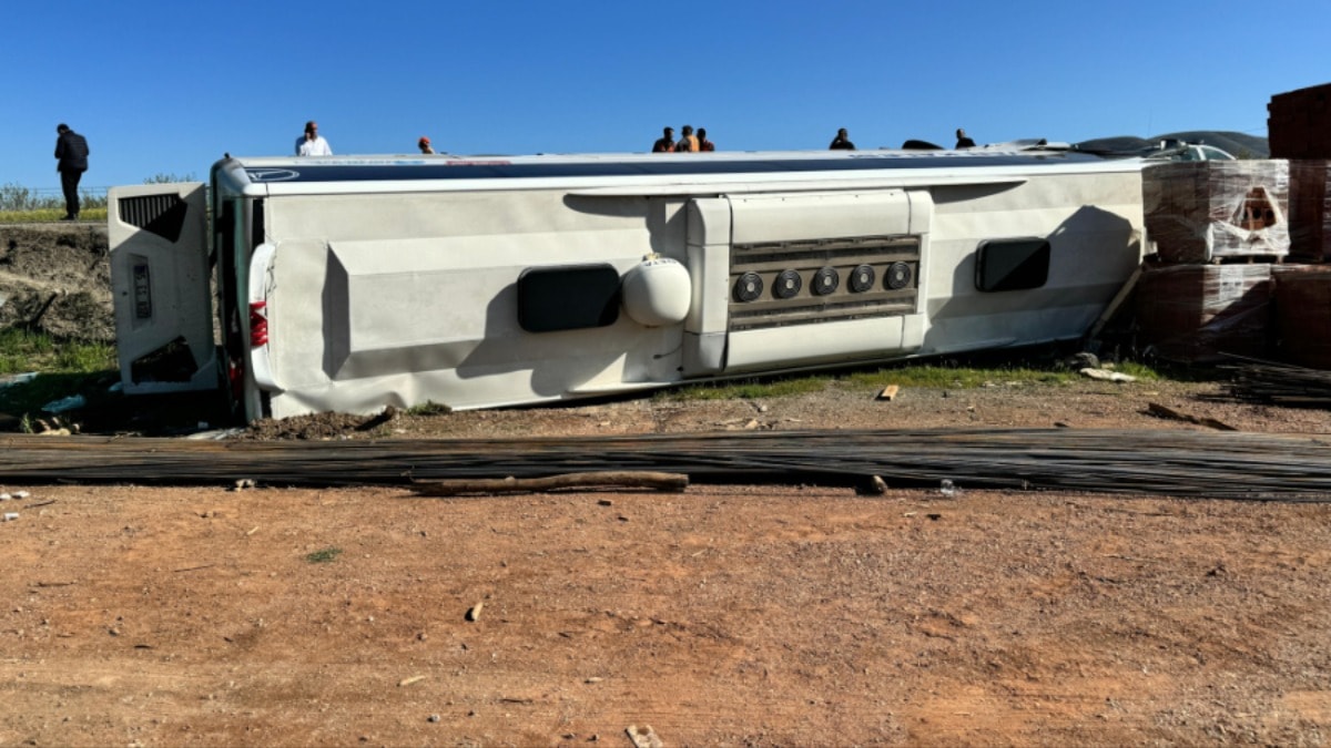 Malatya'da yolcu otobüsü şarampole devrildi