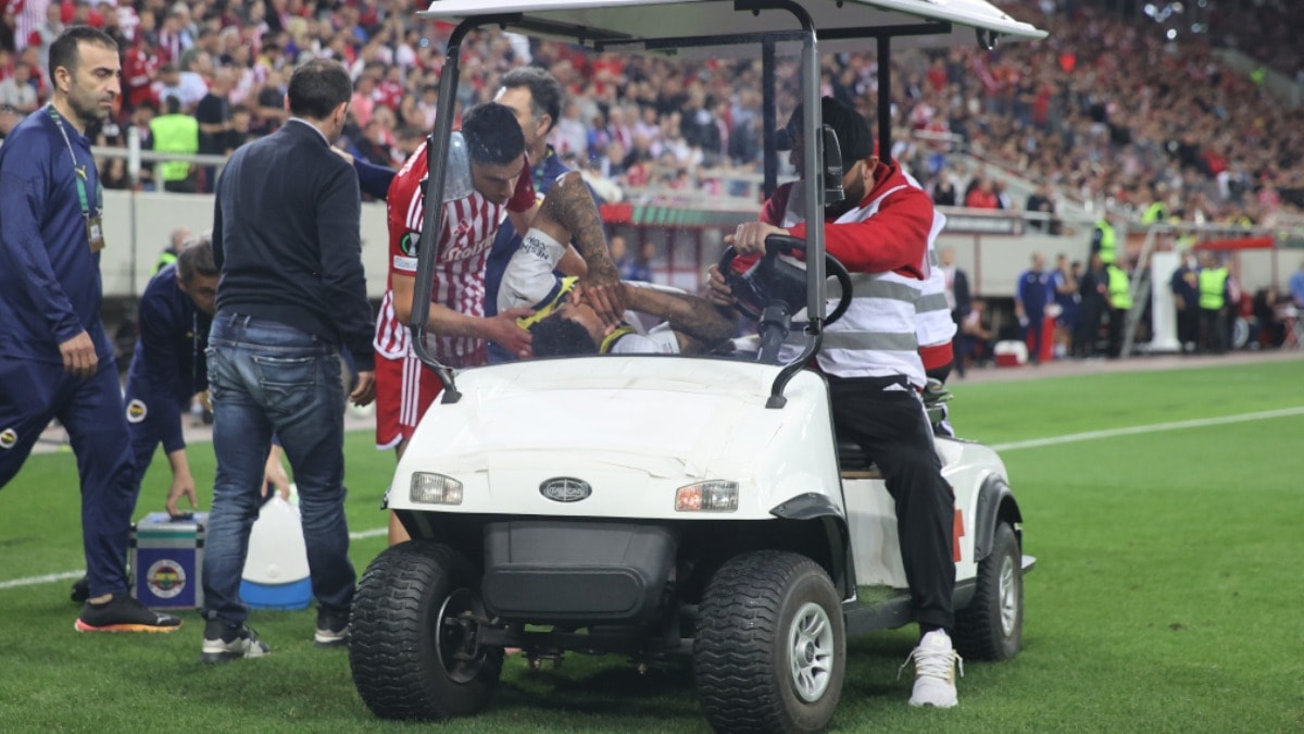 Fenerbahçe'de sakatlık! Oosterwolde sedye ile çıktı
