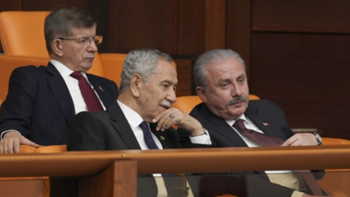 Davutoğlu'ndan AKP'ye: Öbek öbek gruplar tartışıyor