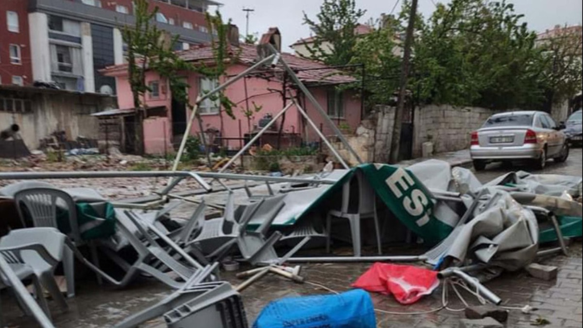 Denizli ve Antalya'yı hem yağmur hem fırtına vurdu
