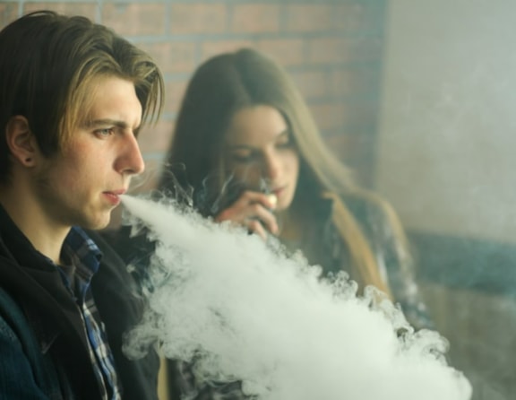 E-sigara kullanan gençlerde kurşun ve uranyum tespit edildi