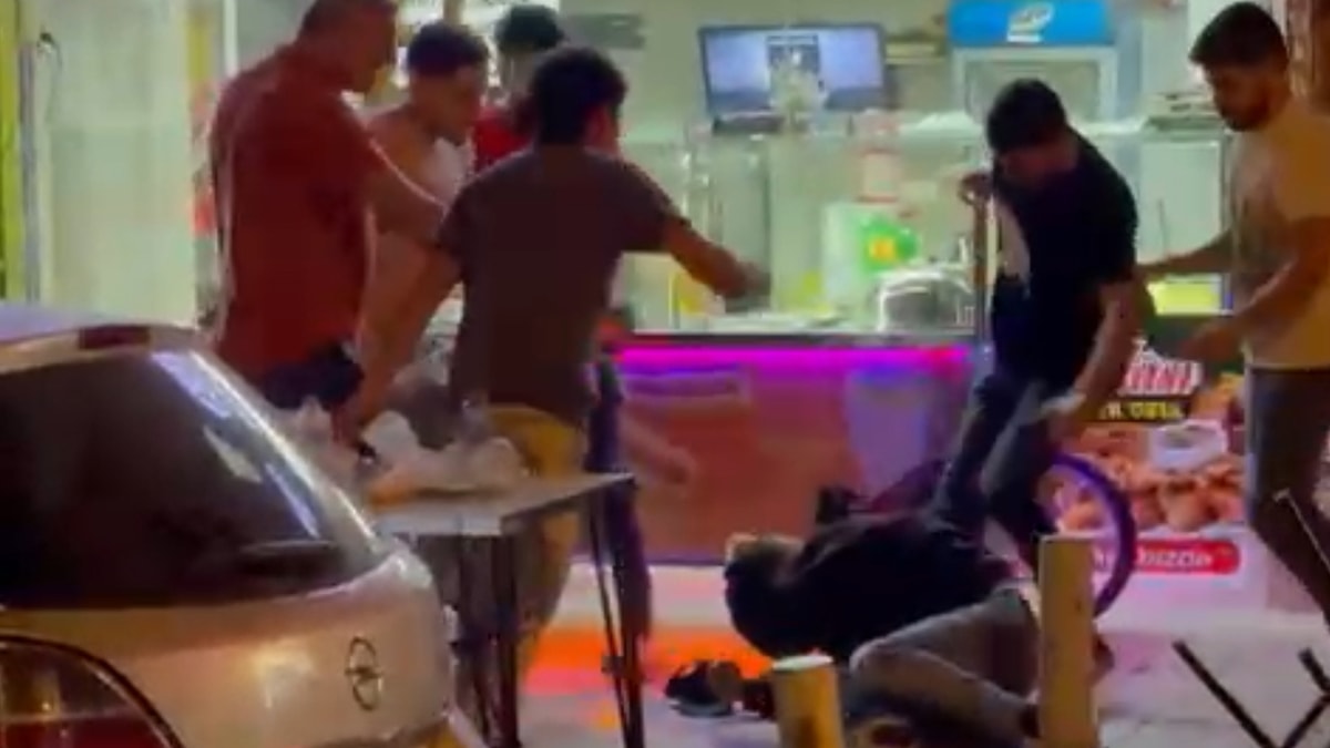 Motosikletiyle Göztepe taraftarının arasına daldı