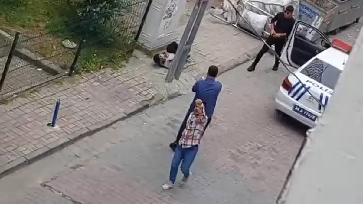 Polis, bıçaklı saldırganı vurdu