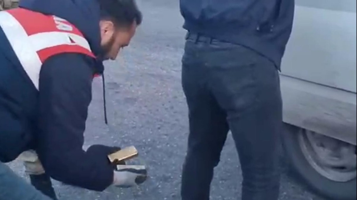 Beline bağladığı 5 milyon liralık kaçak külçe altınla yakalandı