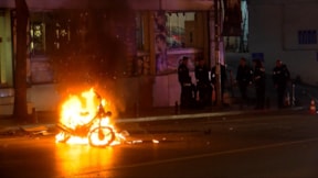 Polis denetimi sırasında motosikletini ateşe verdi