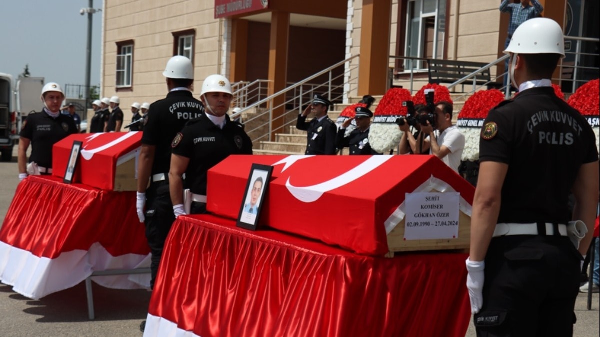 Mesai arkadaşları tarafından şehit edilen polislere veda