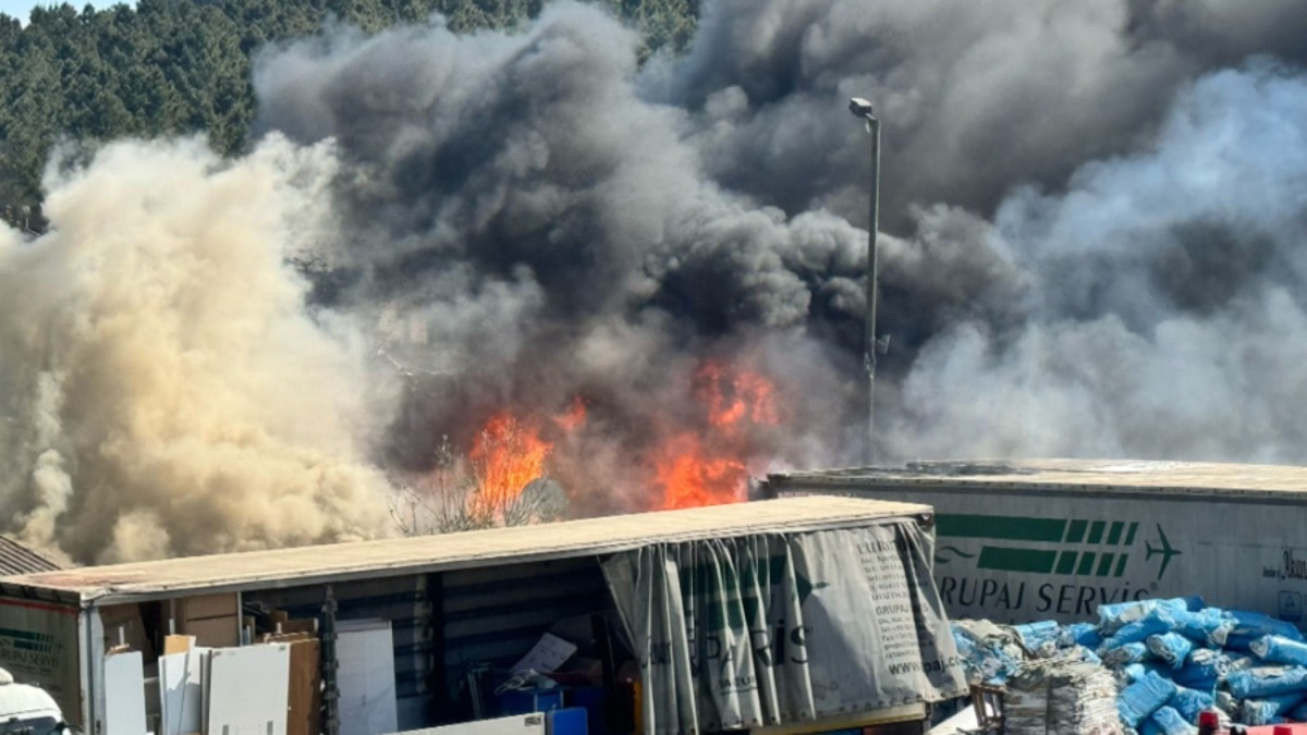 İstanbul'da yediemin otoparkında yangın çıktı