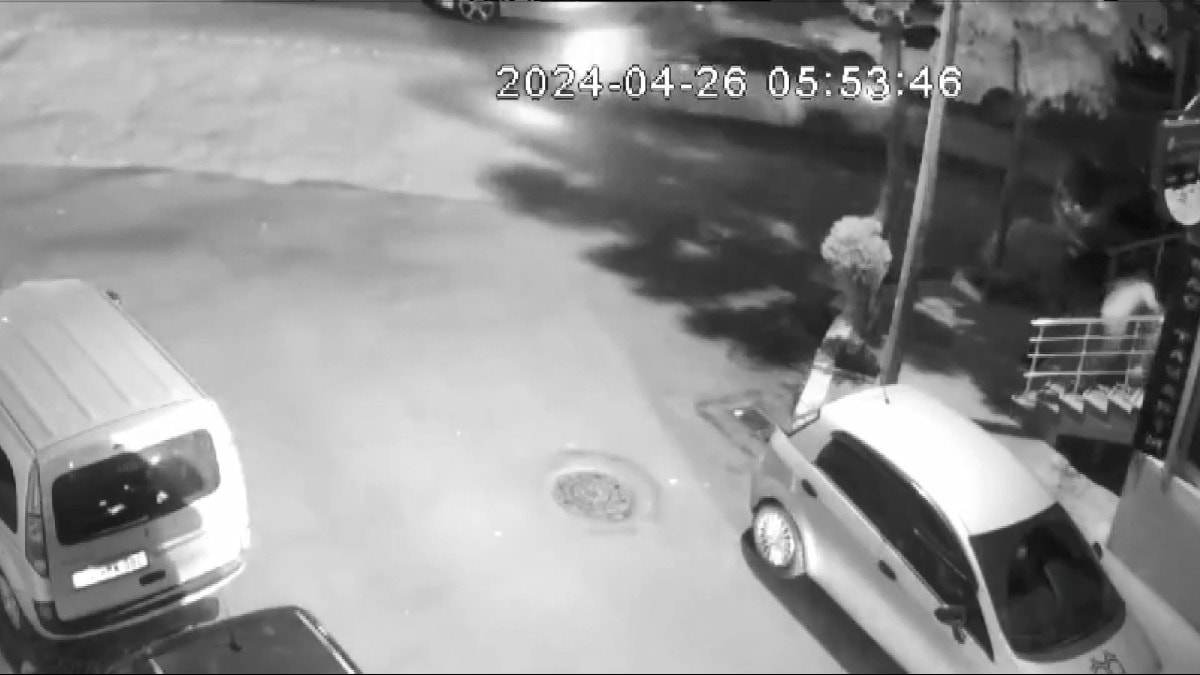 Dükkanının önünde oturan iki arkadaşa silahlı saldırı