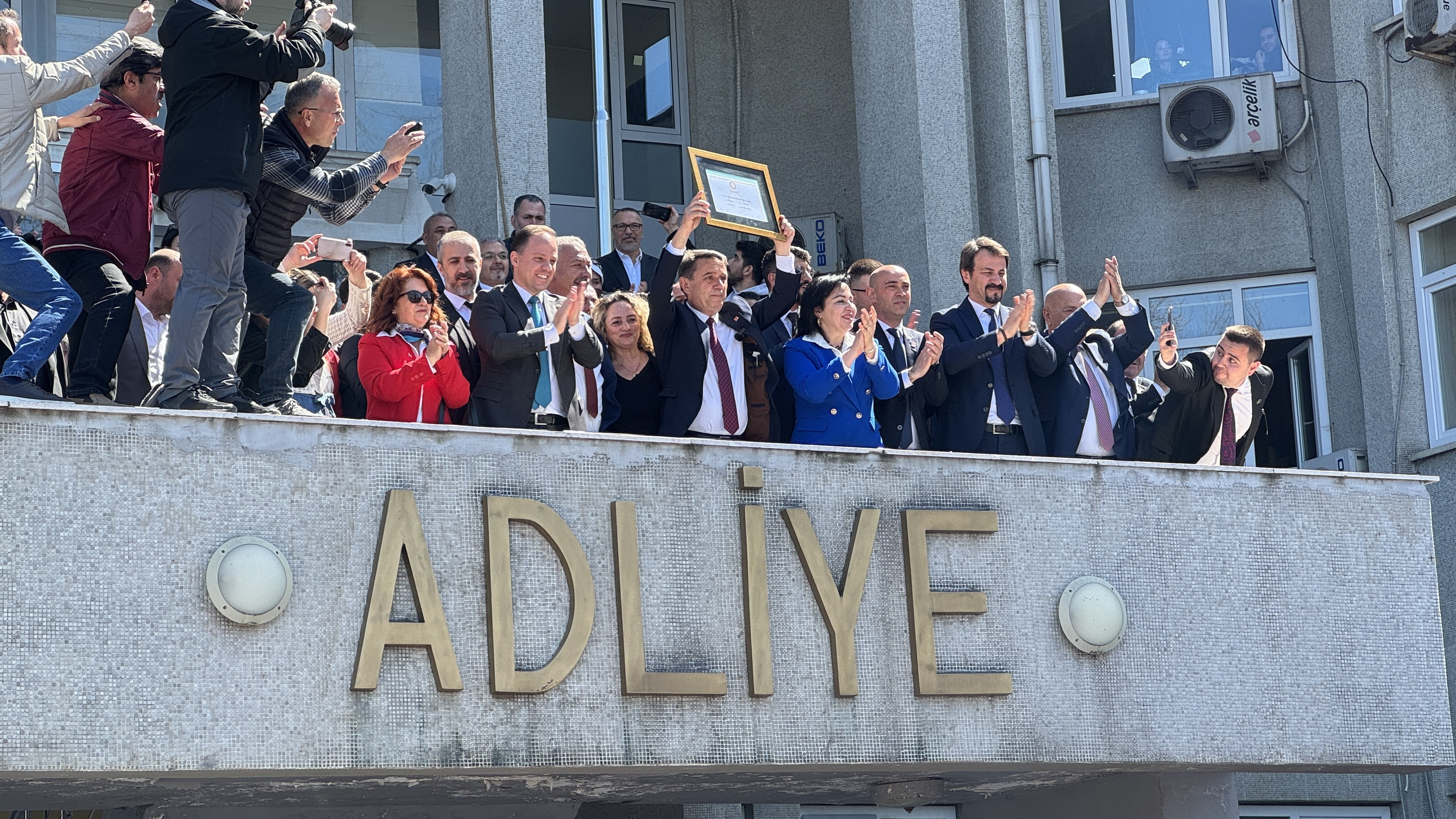 Zonguldak Belediye Başkanı Tahsin Erdem, mazbatasını aldı