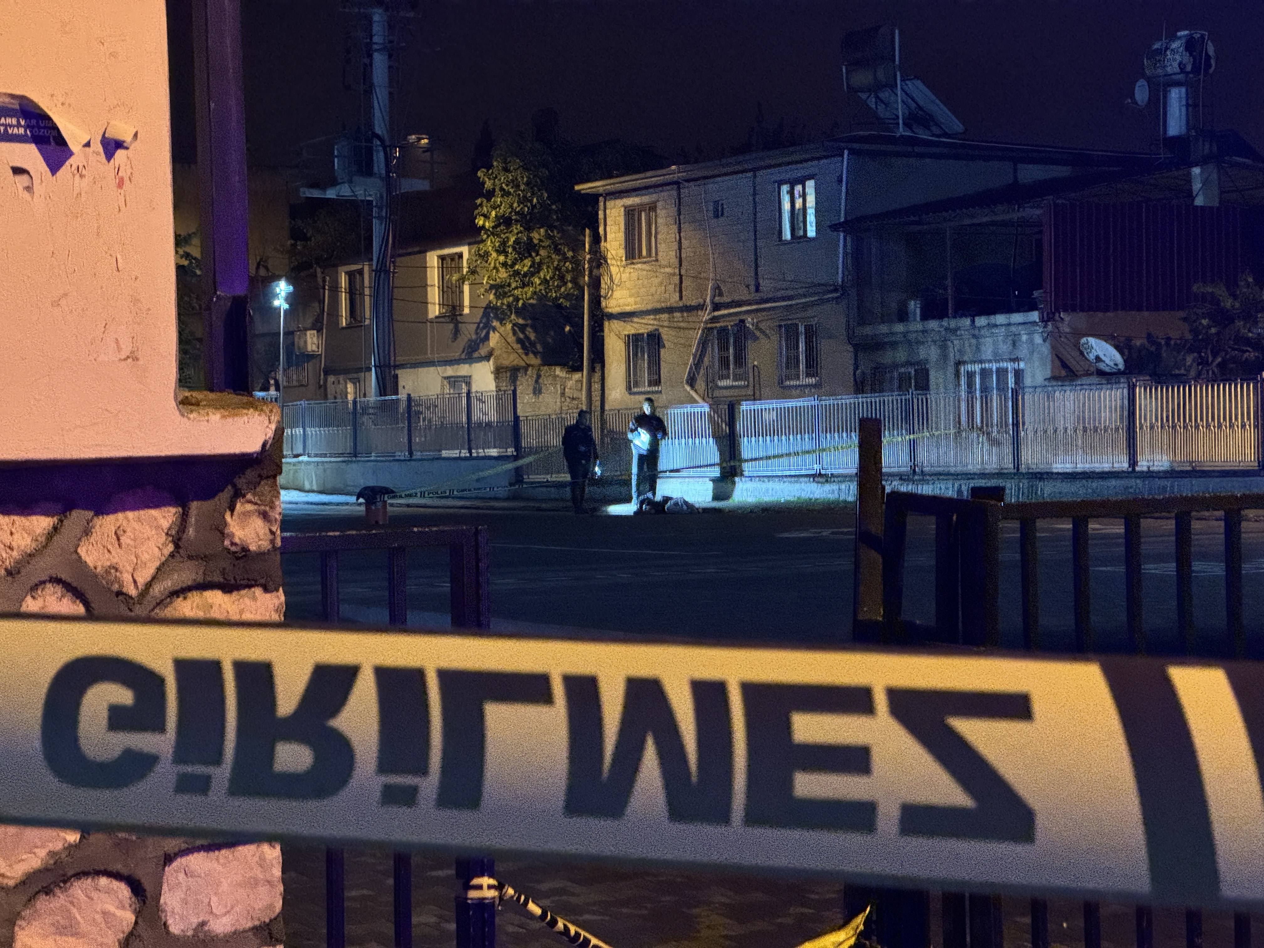 Okul bahçesinde silahlı çatışma: 1 ölü 1 yaralı