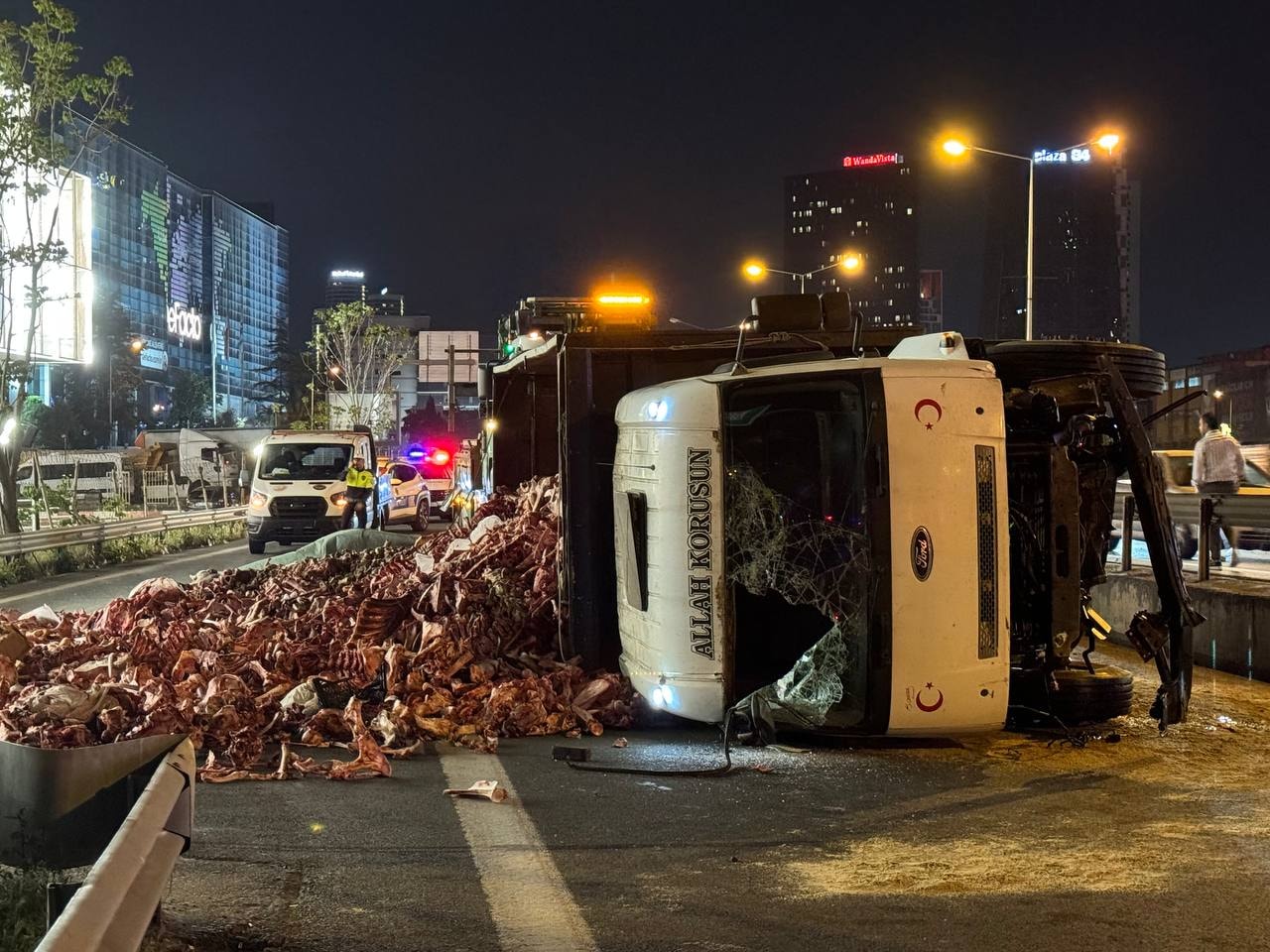 Sakatat yüklü kamyon devrildi, sürücü kaçtı