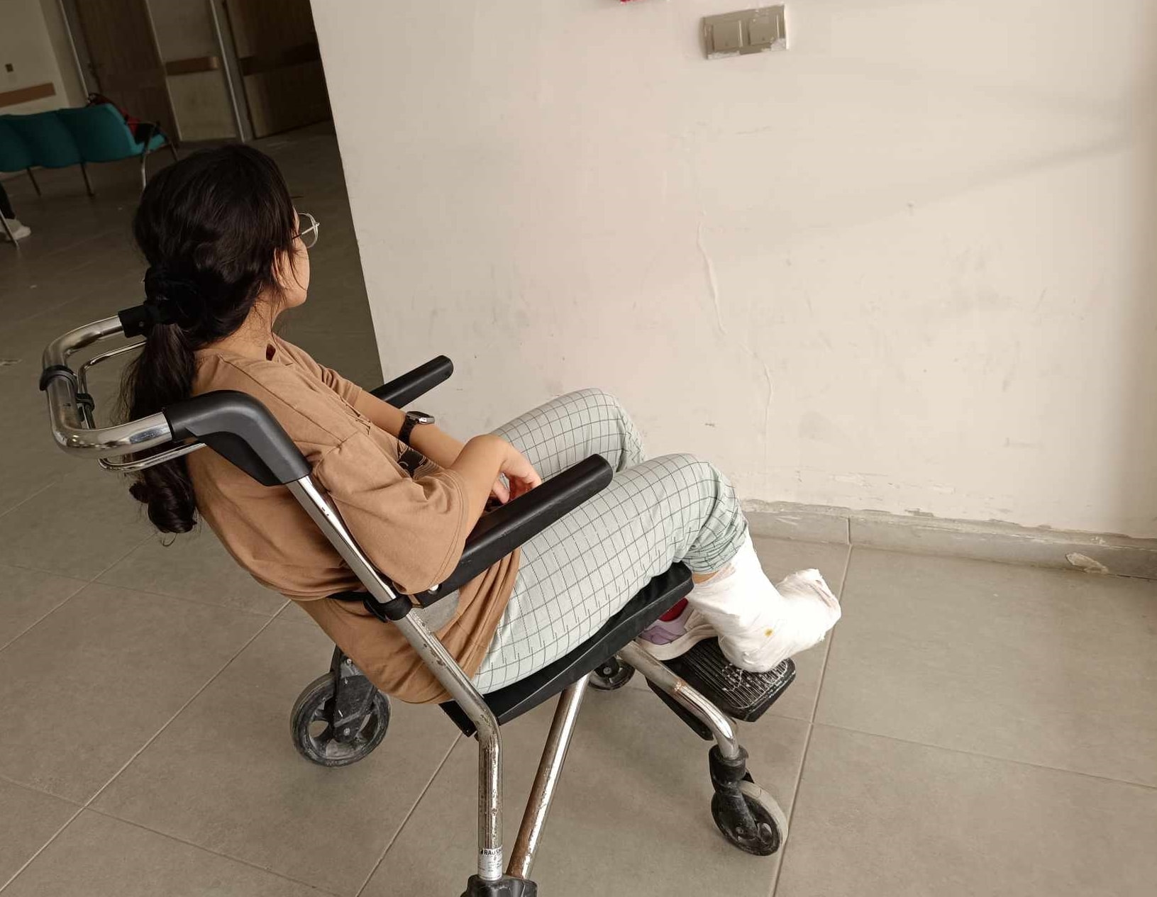 Sahipsiz köpekten kaçarken ayağını kırdı