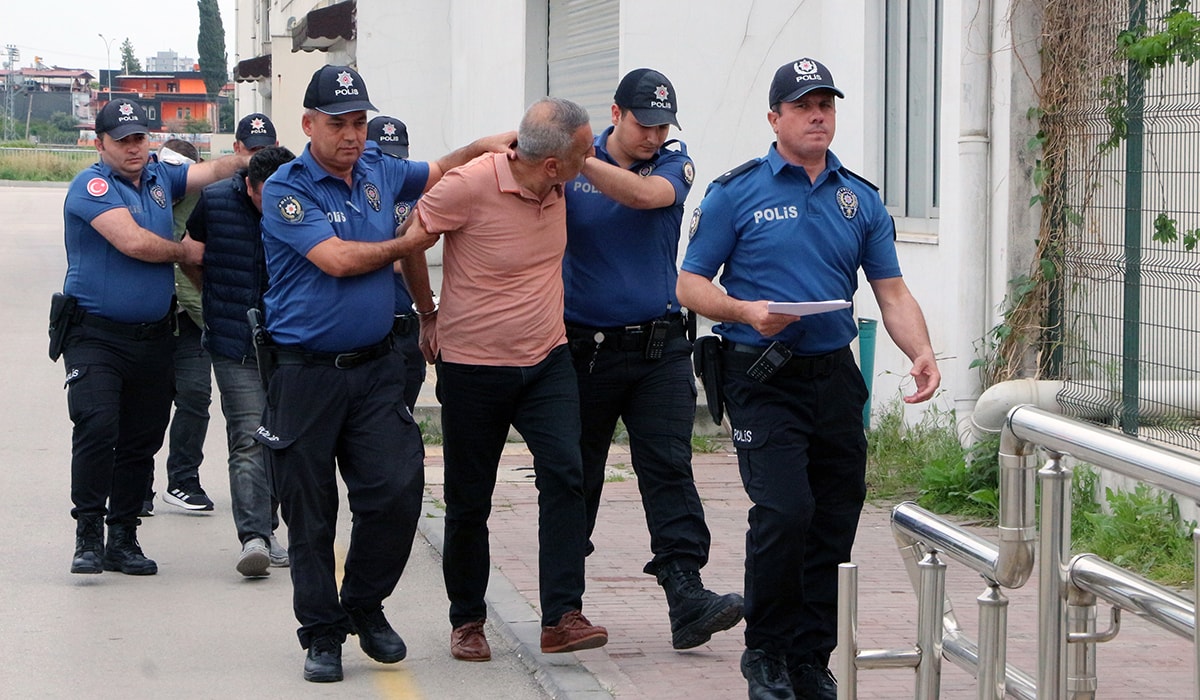 Temizlik işleri müdürü polise silah çekti, araçtan uyuşturucu çıktı